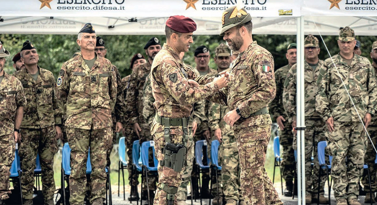 Italie les paras relèvent les Alpini Magazine Raids