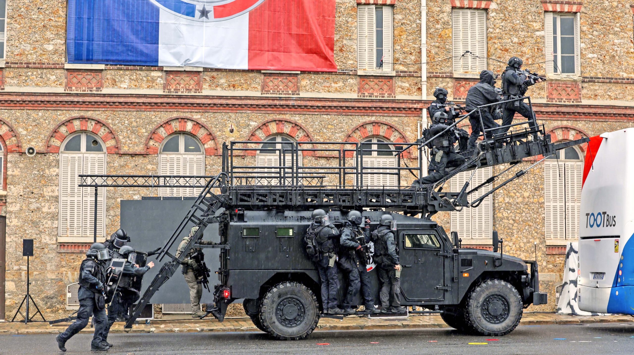 RAID 40 ans d'opérations - Magazine Raids